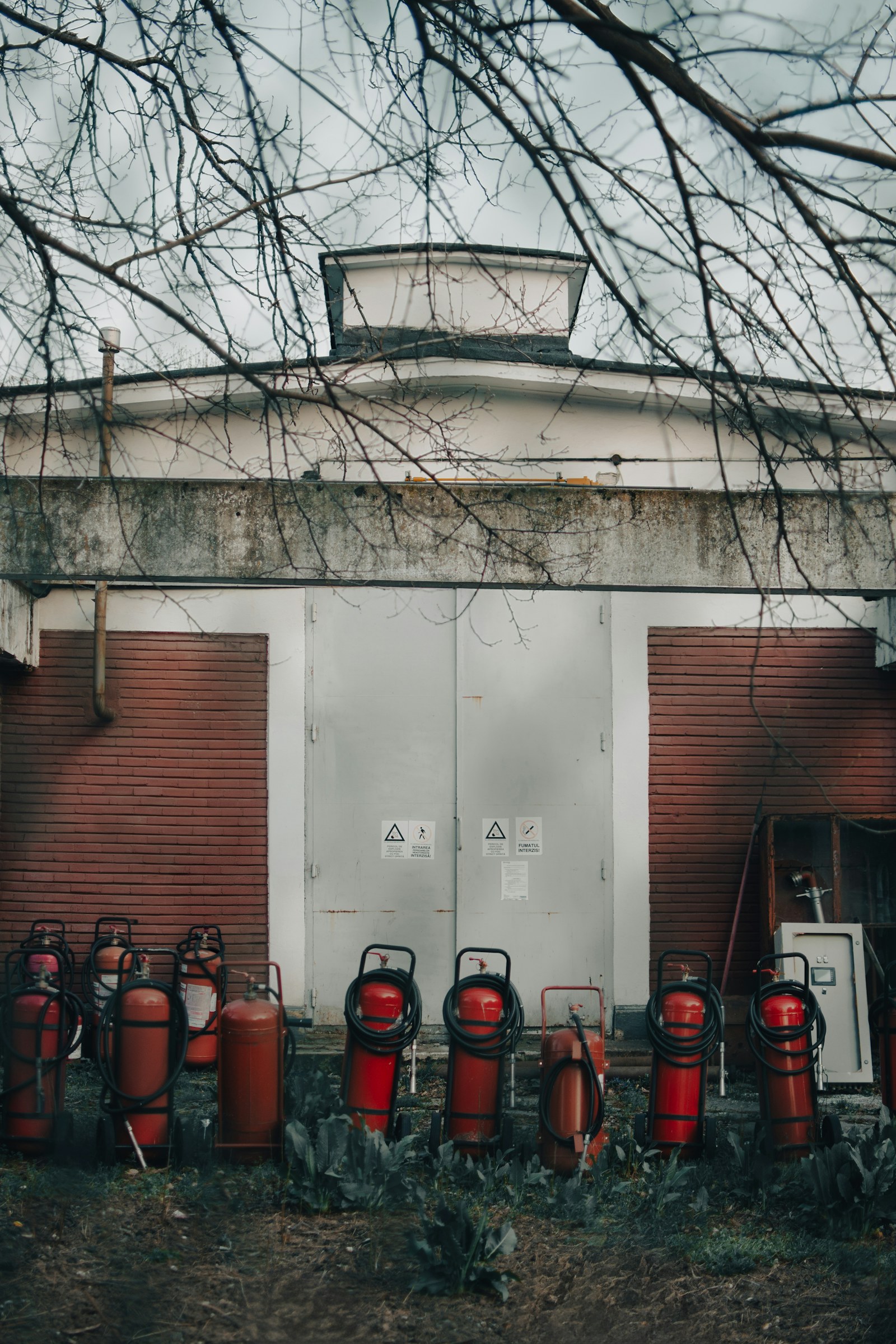 Extintores frente a una instalación industrial
